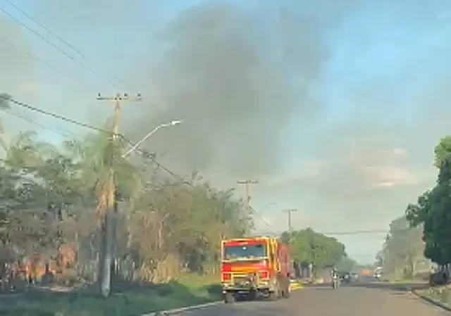 Bombeiros de Aquidauana controlam incêndio em área próxima ao asilo