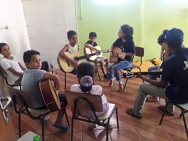 De aluna a professora, jovem é fruto de projeto de "guerreiras"