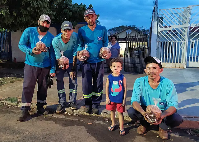 Moradores da Vila Noroeste arrecadaram alimentos para trabalhadores da coleta de lixo