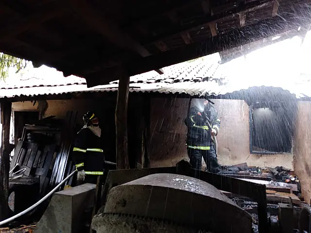 Bombeiros são mobilizados para incêndio em residência