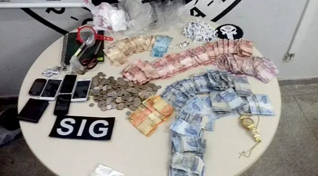 Policiais civis se infiltram entre usuários e prendem três em boca de fumo de Corumbá