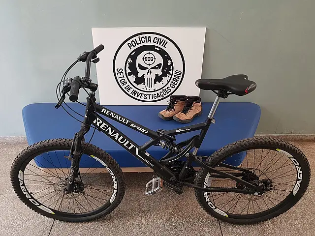 Policiais recuperam bicicleta e par de botas furtados