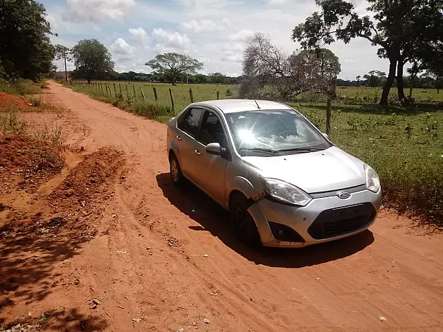 Após furto, veículo é encontrado abandonado