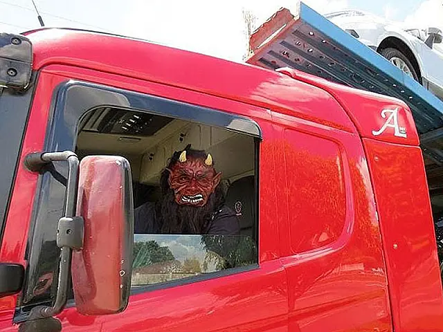 Motorista de máscara gera medo e é preso