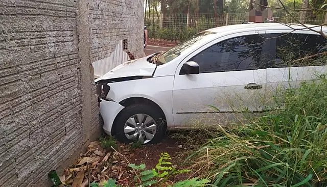 Embriagado, motorista perde controle da direção e bate em muro