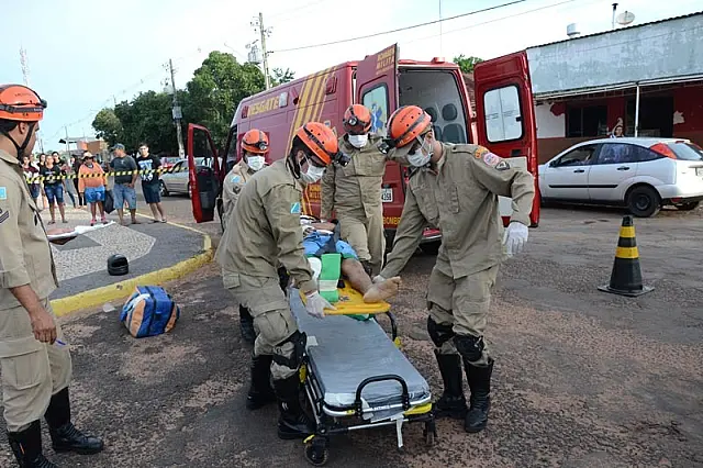 Homem tem fratura exposta em acidente durante carreata de igreja