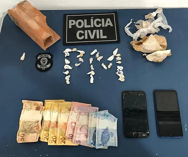 Casal é preso com trouxinhas de pasta base escondidas em tijolos