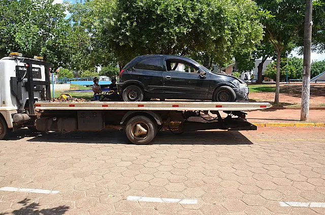 Carro que 'voou' para pátio do INSS é retirado do local na manhã desta sexta-feira