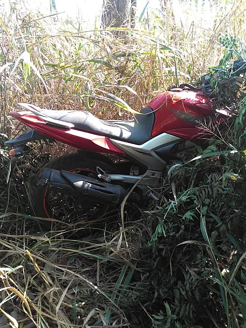 Após denúncias, PM encontra moto furtada, escondida em matagal