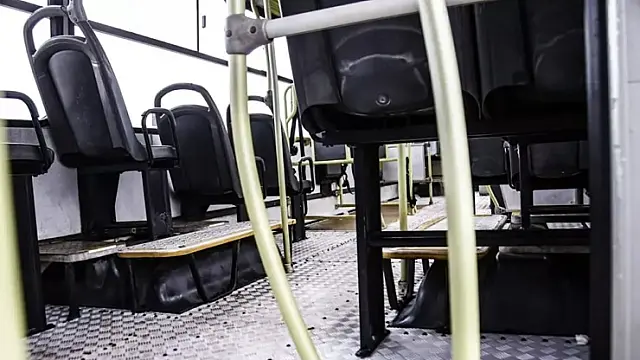 Atiradores invadem ônibus e matam preso na Gameleira a tiros