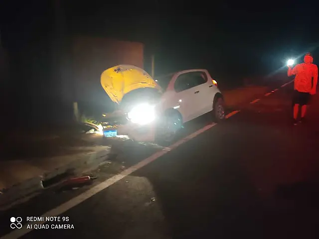 Carro cai em canaleta de escoamento na MS-450