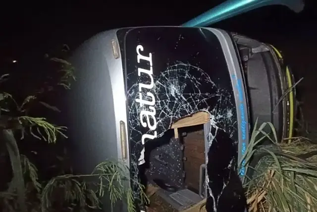 Ônibus que saiu de MS tomba no Paraná