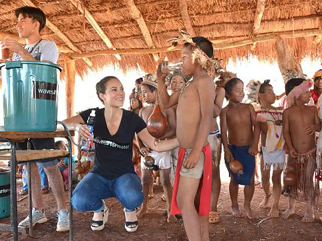 Atriz Paolla Oliveira entrega filtros para comunidades indígenas