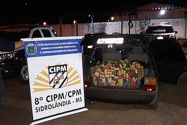 Após disparo da PM, dupla abandona 369 quilos de maconha em Sidrolândia