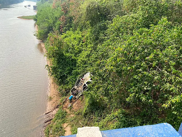 Veículo envolvido em acidente que matou advogado é retirado do Rio Aquidauana