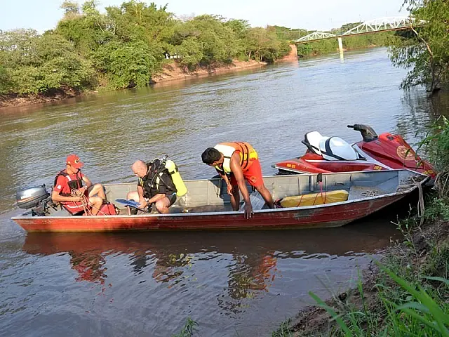 Bombeiros procuram jovem que desapareceu no rio Aquidauana