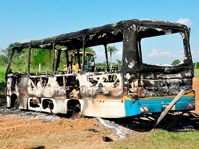 Ônibus de prefeitura é destruído por incêndio em MS, diz Polícia Militar