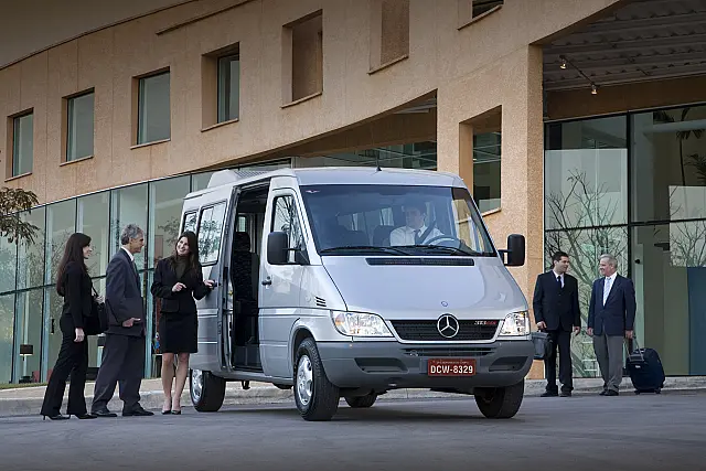 Vans, microônibus e similares.