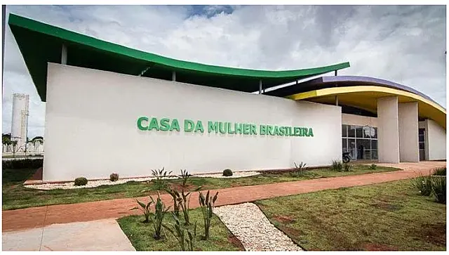 Mulher encontra ex-marido estuprando sua filha