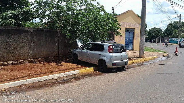 Motorista bate em muro de casa no bairro Guanandy