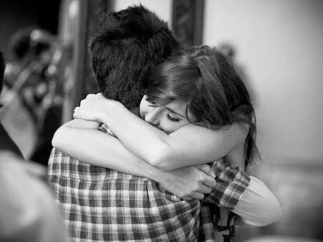 Homens e mulheres demonstram amor de forma diferente, diz estudo