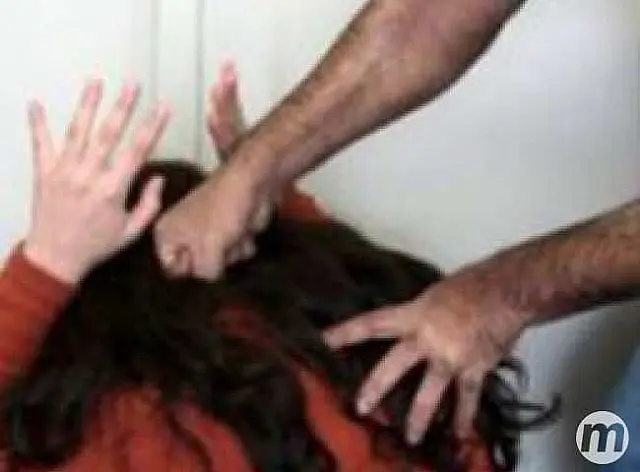 Mulher é agredida a socos e tem roupas rasgadas pelo próprio marido