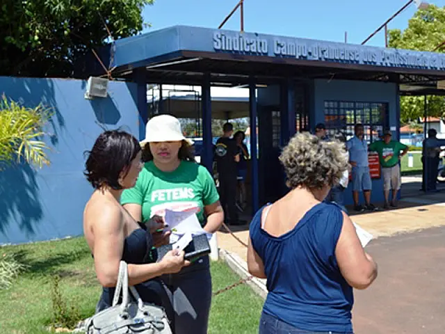 No dia dos professores, Fetems realiza panfletagem e se reúne com o governo