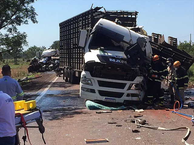Acidente entre carretas mata motorista e deixa três feridos na BR-262