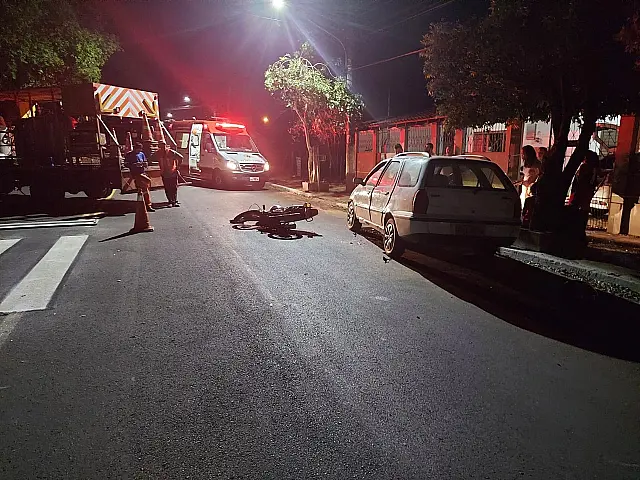 Colisão entre carro e moto deixa motociclista ferido