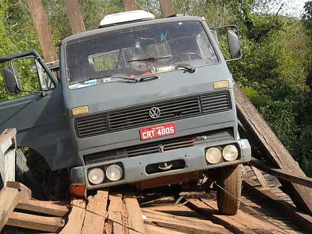 Homem sai ileso após caminhão tombar em ponte