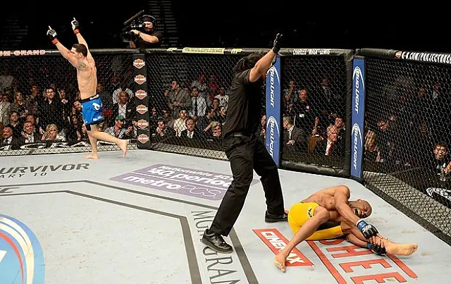 UFC: Anderson sofre fratura chocante em chute, e Weidman mantém cinturão