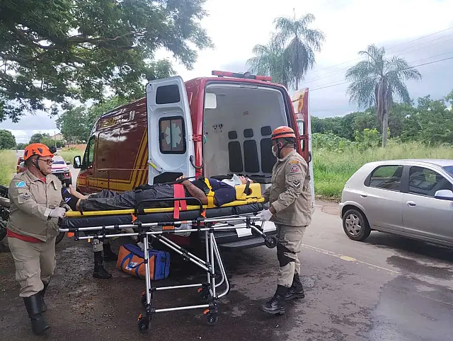 Motociclista sofre ferimentos após bater em carro em Corumbá