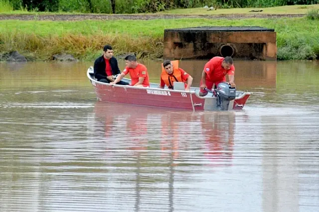 Bombeiros encontram corpo de jovem que desapareceu após mergulhar em lago