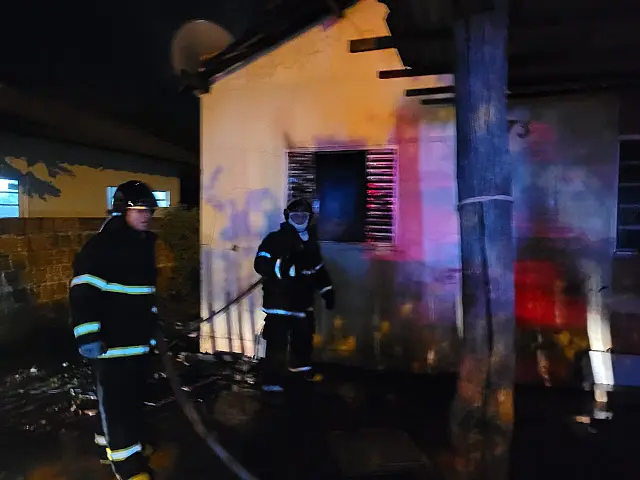 Cômodos de casa de alvenaria são destruídos após incêndio
