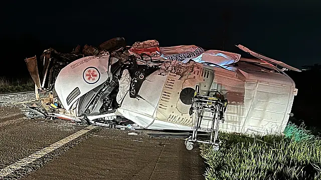 Batida frontal entre ambulância e caminhão mata médico na BR-060