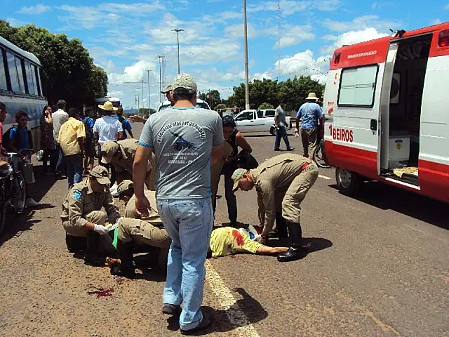 Ciclista fica ferido após acidente com caminhonete