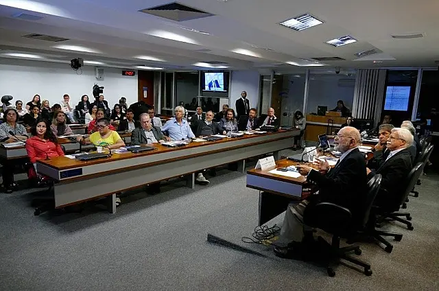 Escola tem que se integrar com a comunidade, avaliam debatedores