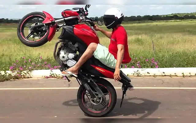 Jovem sem CNH é preso empinando moto na frente da PM em Anastácio