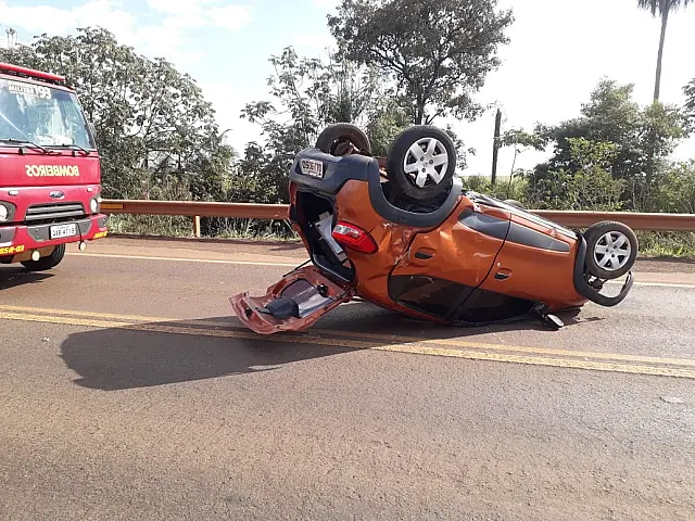 Motorista perde controle da direção e carro capota na BR-060