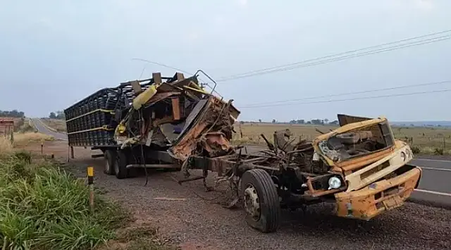 Homem é socorrido após caminhão ser destruído em colisão com carreta na MS-338