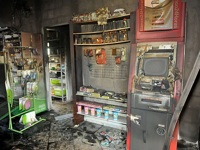 Farmácia pega fogo após bandidos tentarem arrombar caixa eletrônico