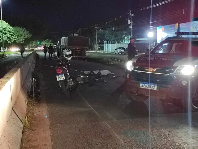 Motociclista morre ao cair em buraco e ser atropelado por carreta em avenida de Campo Grande