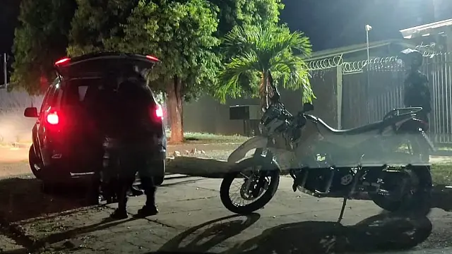 Sem motivo aparente, motociclista foge da polícia e é preso após perseguição