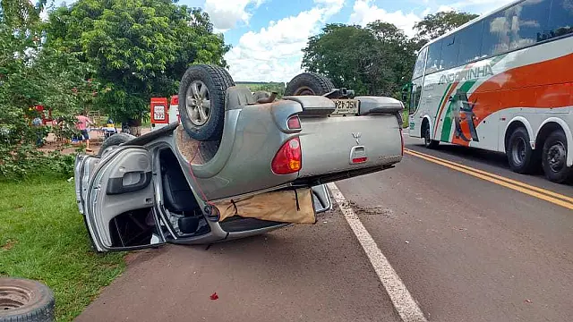 Desatenção em saída de posto causa acidente entre duas camionetes com capotamento