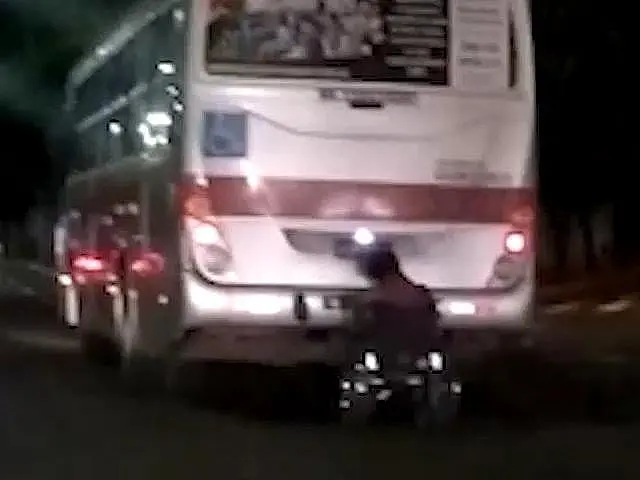 Cadeirante resolve ‘pegar rabeira’ em ônibus e sofre queda