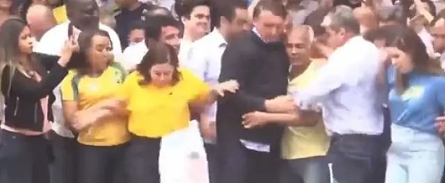 Palanque quase cai durante comício de Bolsonaro no Rio de Janeiro
