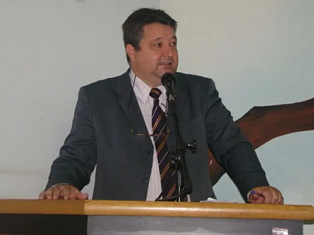 Clézio parabeniza igreja do Evangelho Quadrangular