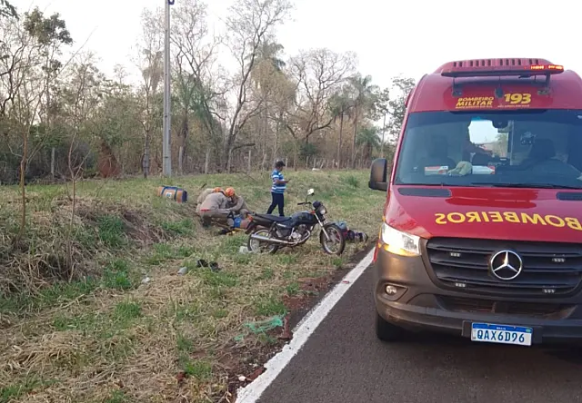 Adolescentes ficam feridas após acidente com moto