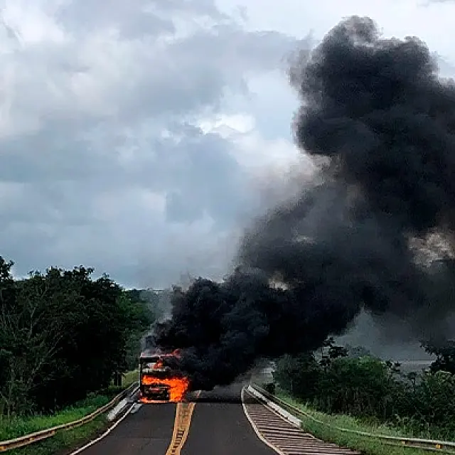 Carreta pega fogo na Serra de Maracaju após superaquecimento dos freios