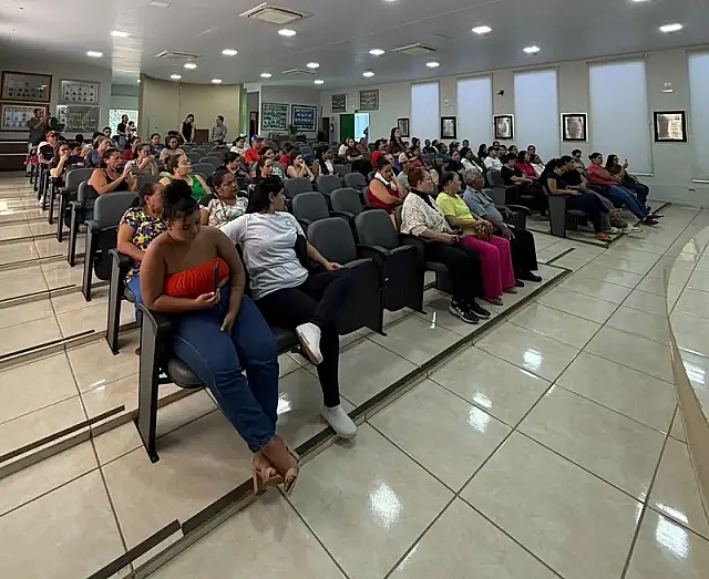 Famílias do Residencial Rio Anhumas participam de reunião em Bonito